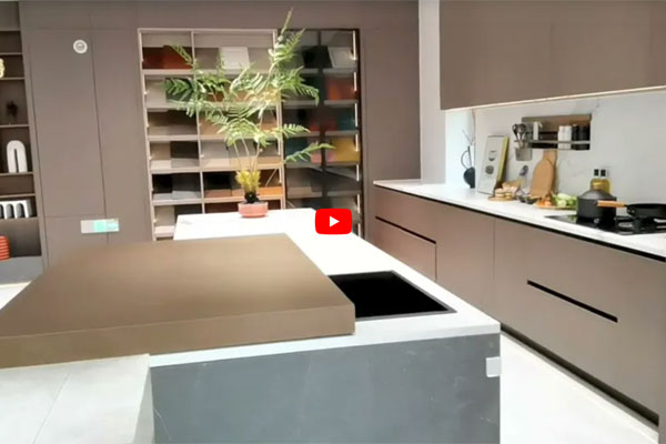 Cucina intelligente con banco da cucina con isola automatica e rubinetto dell'acqua nascosto