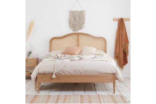 Esplora il letto in legno massello: una miscela di stile, comfort e natura